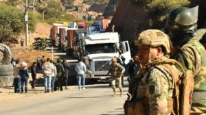 Un control militar en una carretera de Bolivia