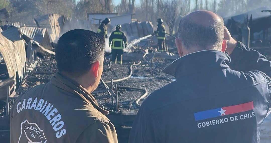 Autoridades y bomberos en el lugar del incendio