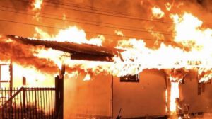Voraz incendio consume una vivienda durante la noche