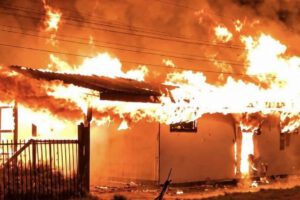 Voraz incendio consume una vivienda durante la noche