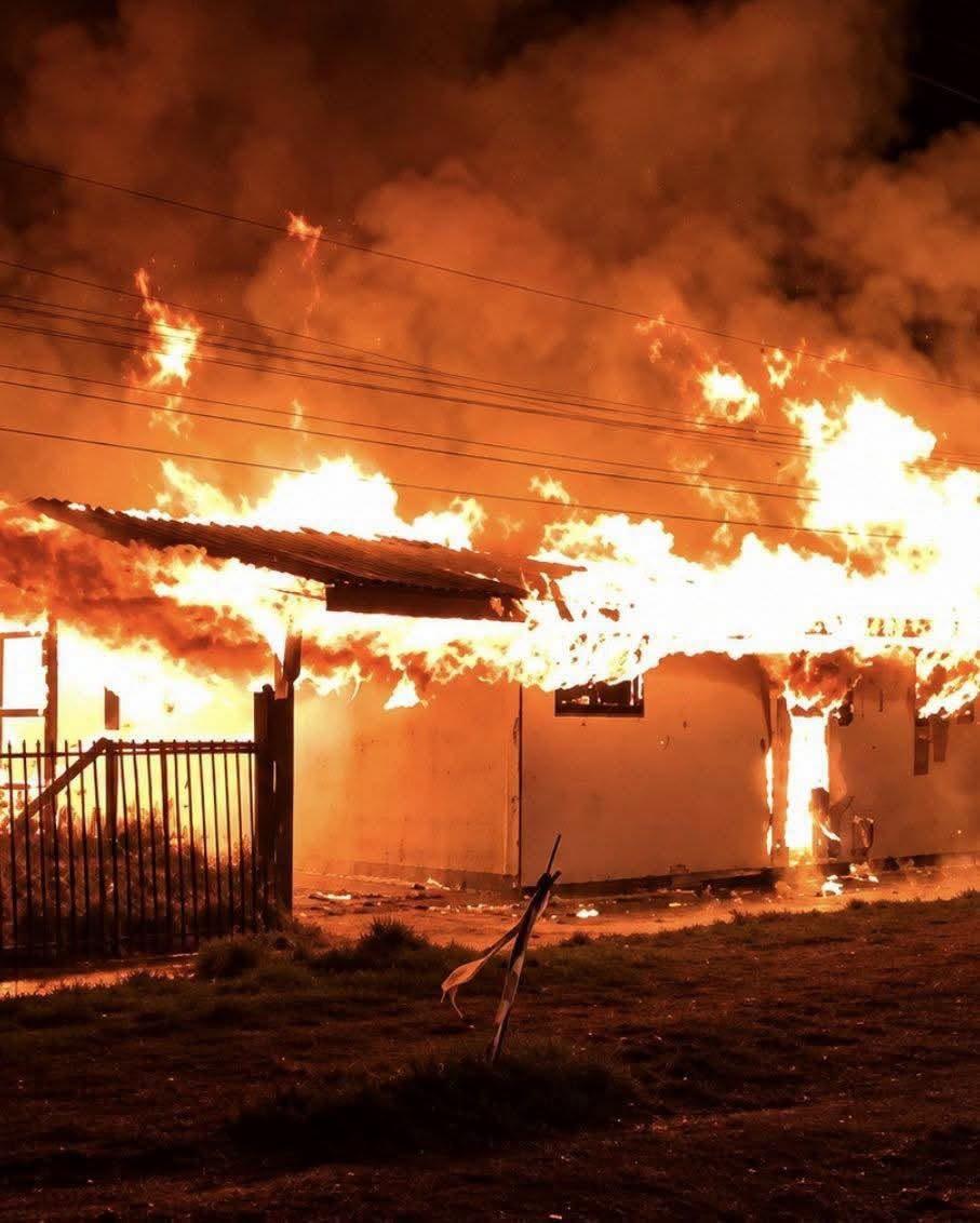 Voraz incendio consume una vivienda durante la noche