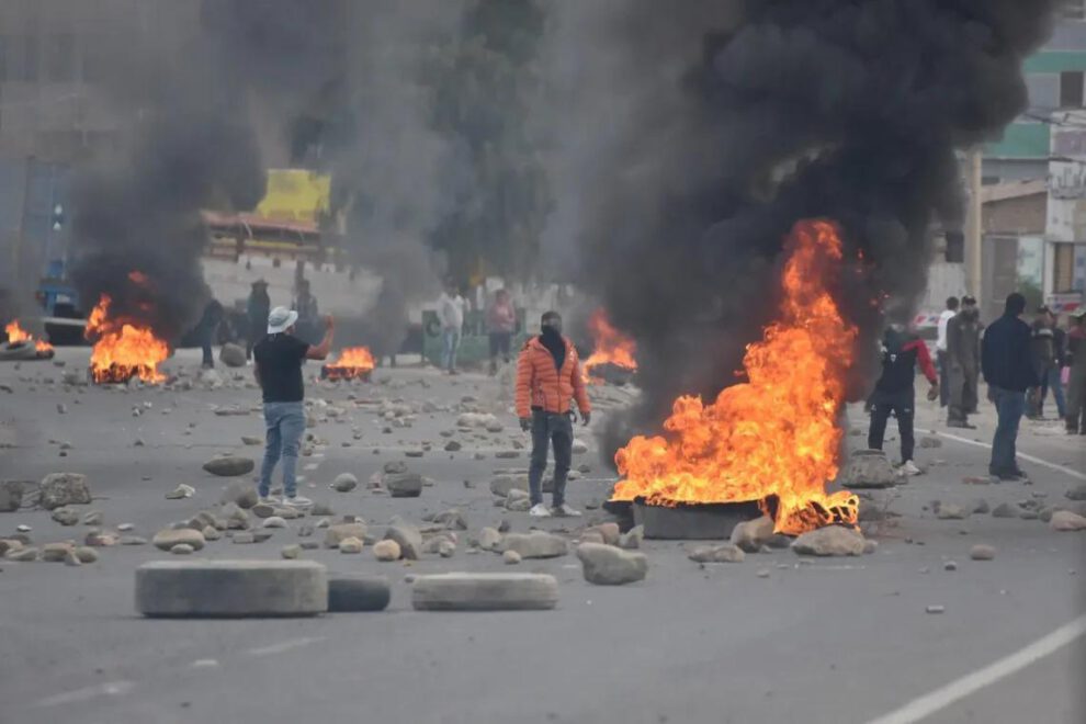 Un punto de bloqueo en una carretera de Bolivia