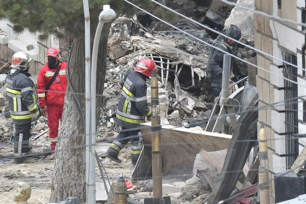 Las evidencias fueron encontradas debajo de la estructura de un muro inestable que era demolido