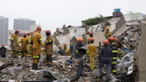 Equipos de emergencia trabajan en la remoción manual de escombros tras el colapso del edificio en São Paulo