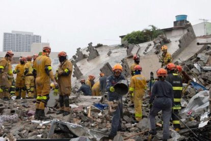 Equipos de emergencia trabajan en la remoción manual de escombros tras el colapso del edificio en São Paulo
