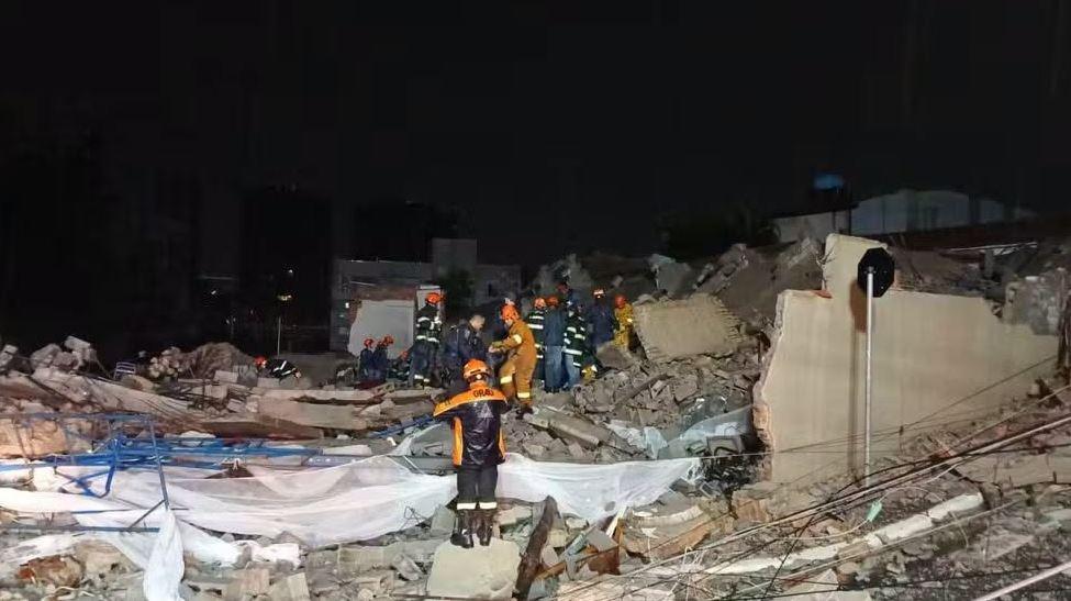 Rescatistas durante las labores de búsqueda