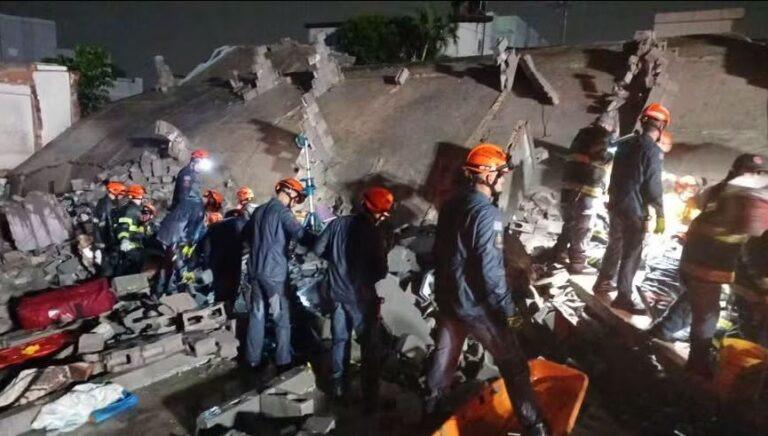 Miembros del Cuerpo de Bomberos operan en la zona del desastre