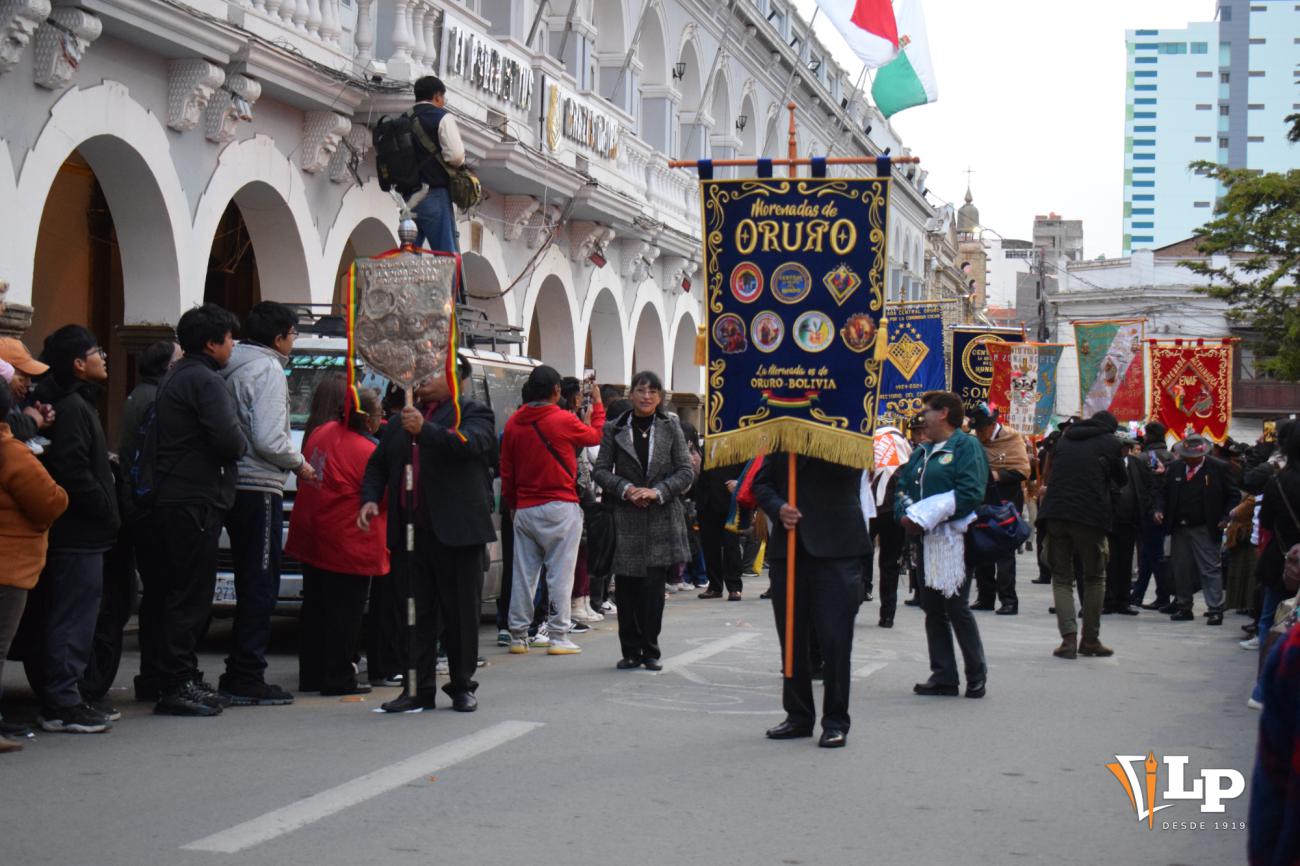 Estandarte con el escudo de las 7 morenadas del Carnaval