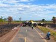 Un cisterna volcado en plena via