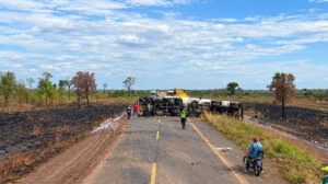Un cisterna volcado en plena via