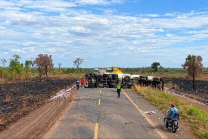 Un cisterna volcado en plena via