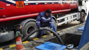 Descarga de combustible en Bolivia