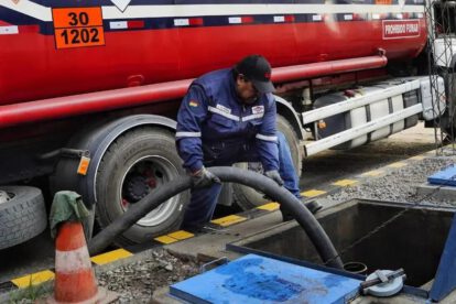 Descarga de combustible en Bolivia