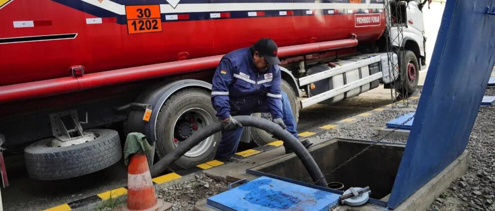 Descarga de combustible en Bolivia