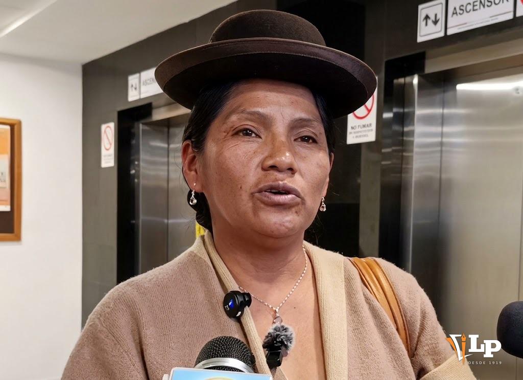La senadora Crispín en conferencia de prensa