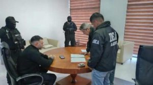 Sebastián Marset esposado durante un interrogatorio con la DEA