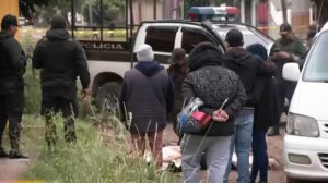 Un grupo de personas y la policia