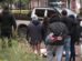 Un grupo de personas y la policia