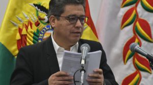 El vocero presidencial  en conferencia de prensa