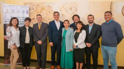 Autoridades de Gobierno y representantes indígenas
