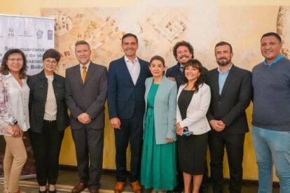 Autoridades de Gobierno y representantes indígenas