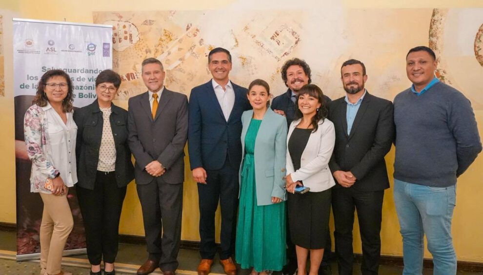 Autoridades de Gobierno y representantes indígenas
