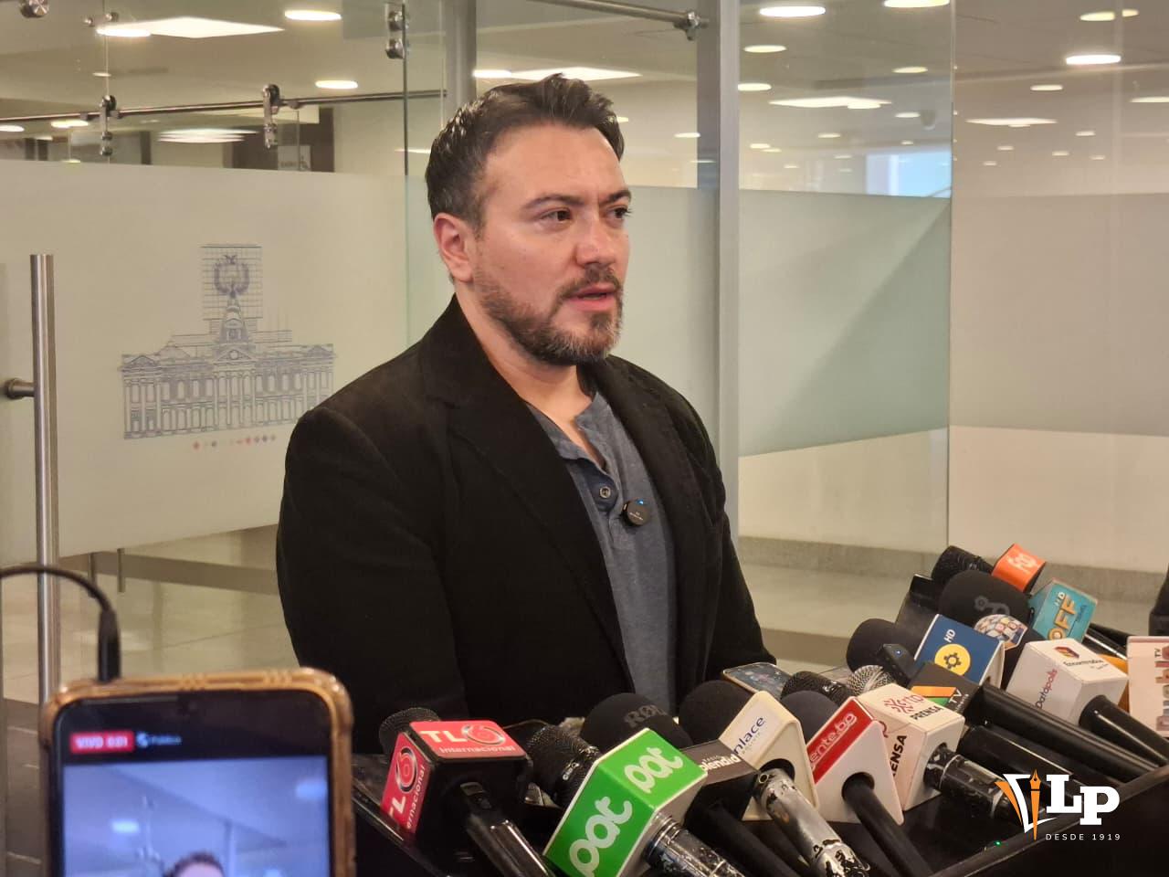 El diputado Reyes en conferencia de prensa