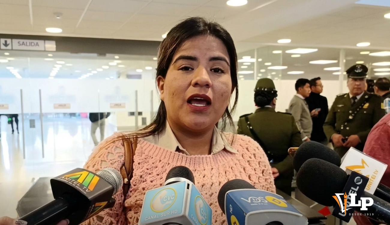 La diputada Mejía en conferencia de prensa