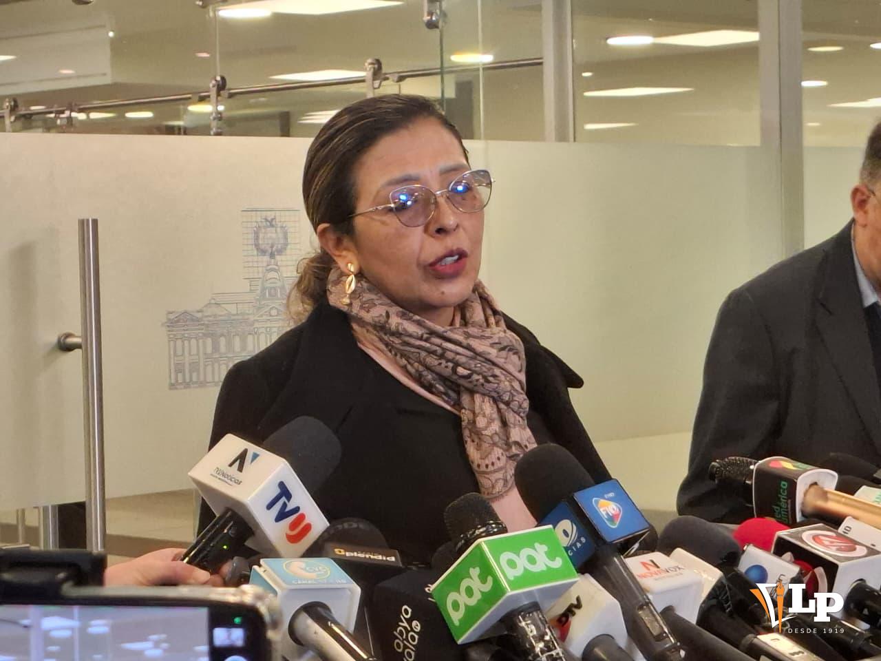 La senadora Acosta en conferencia de prensa