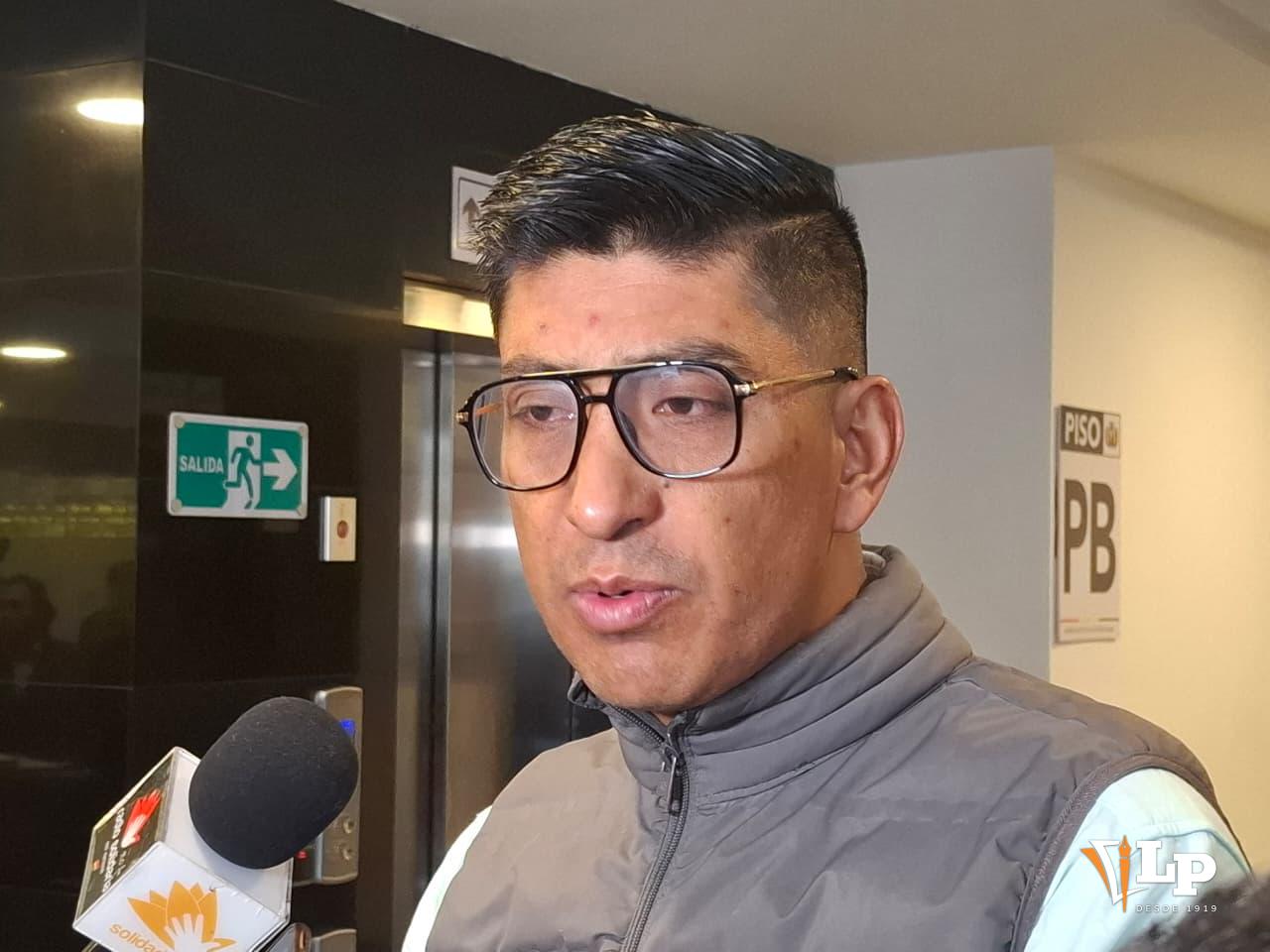 El diputado Solís en conferencia de prensa