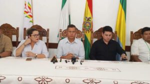 Autoridades en conferencia de prensa
