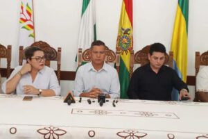 Autoridades en conferencia de prensa