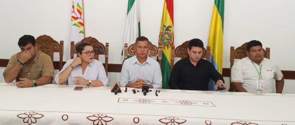 Autoridades en conferencia de prensa
