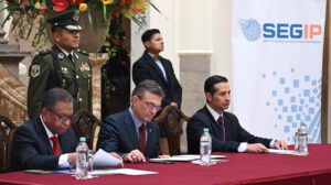 El Presidente Rodrigo Paz y otras autoridades durante el acto