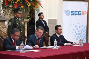 El Presidente Rodrigo Paz y otras autoridades durante el acto