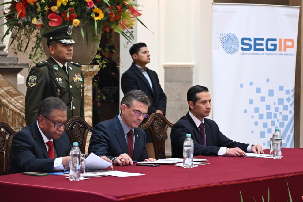 El Presidente Rodrigo Paz y otras autoridades durante el acto