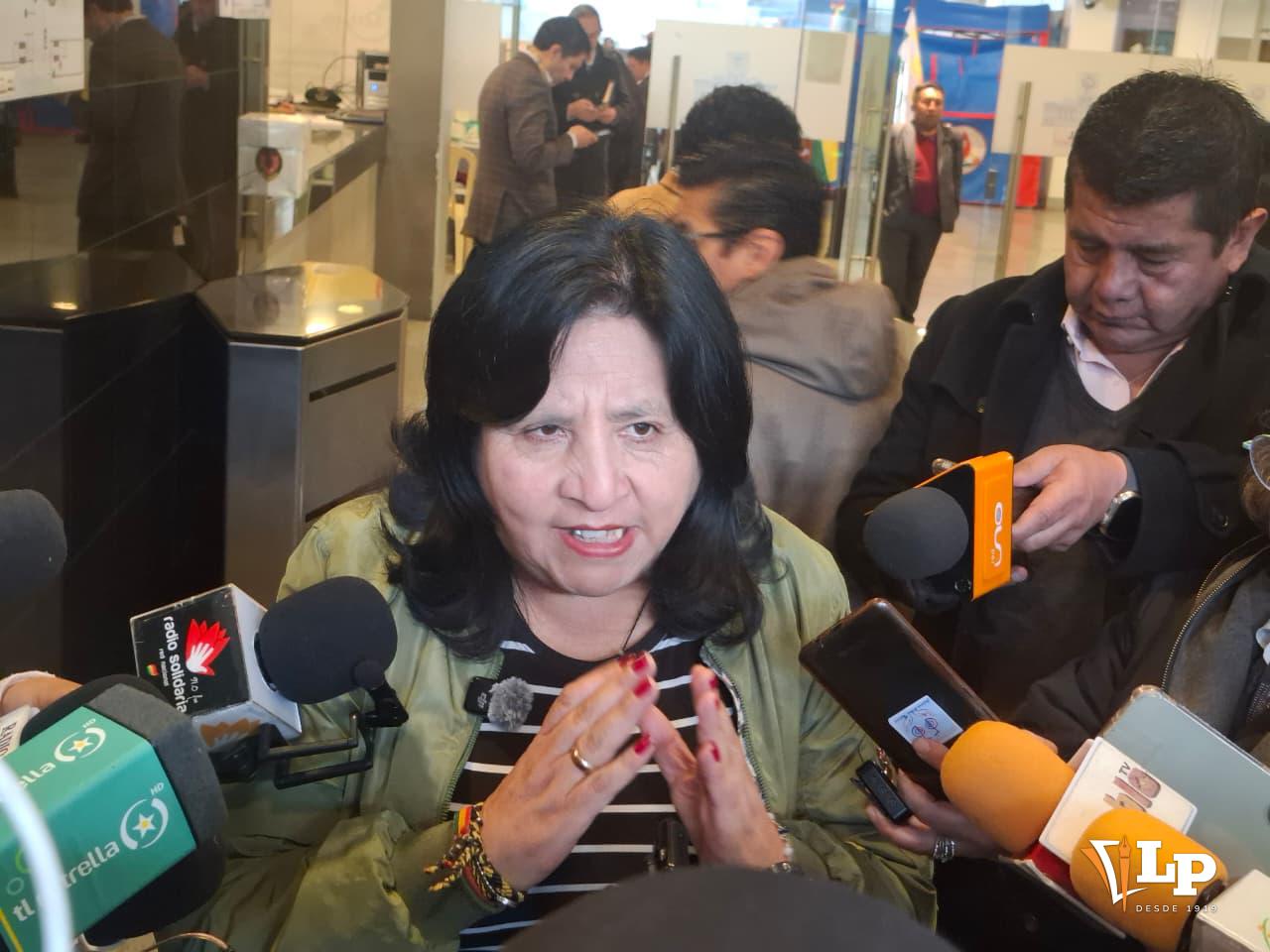 La diputada Bilbao en conferencia de prensa
