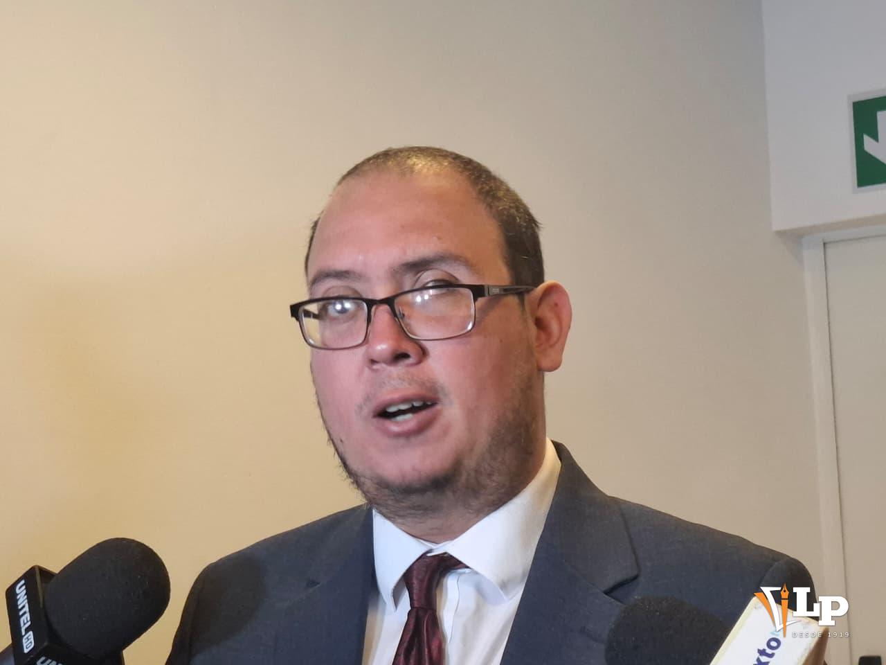 El diputado Corvera en conferencia de prensa