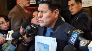 El diputado Pacheco en conferencia de prensa