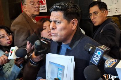 El diputado Pacheco en conferencia de prensa