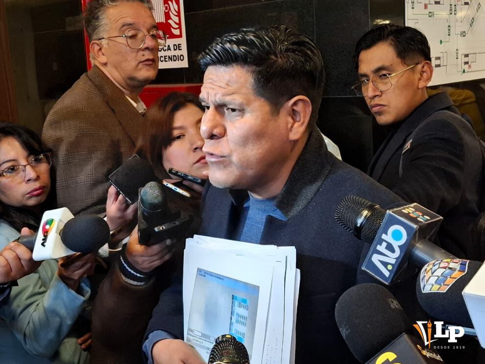 El diputado Pacheco en conferencia de prensa