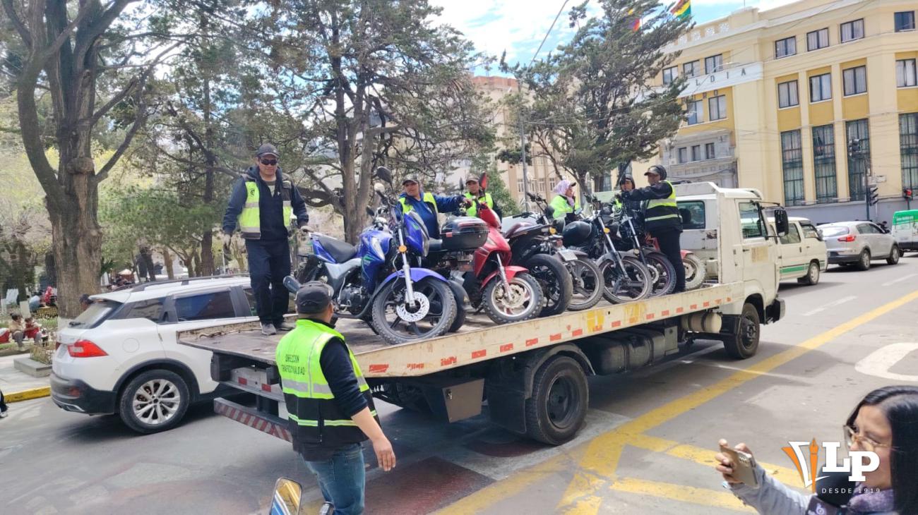 decomiso de motocicletas mal estacionadas en Oruro