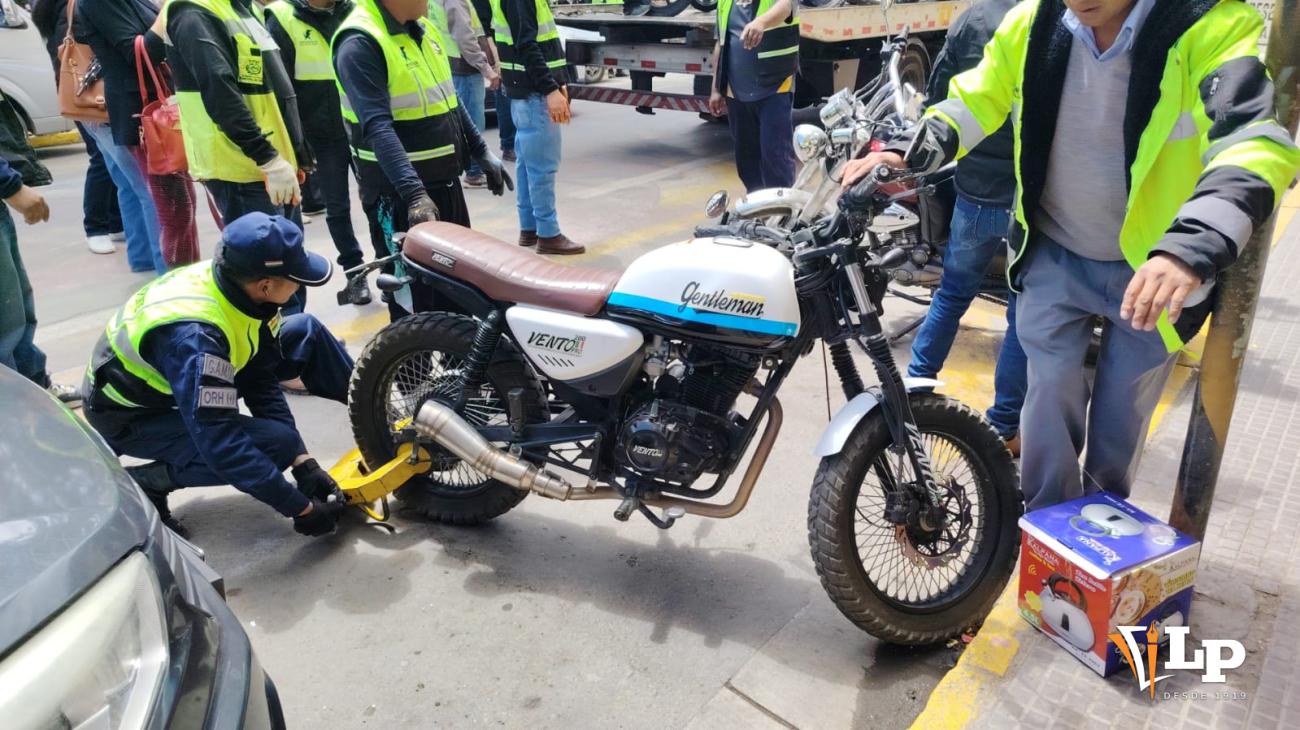 decomiso de motocicletas mal estacionadas en Oruro