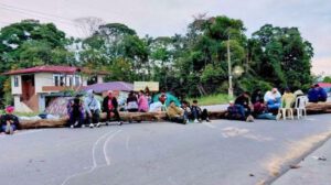Un grupo de estudiantes bloqueando
