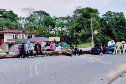 Un grupo de estudiantes bloqueando