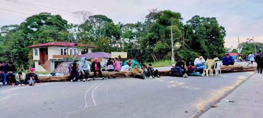 Un grupo de estudiantes bloqueando