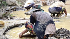 Una persona sustrayendo mineral