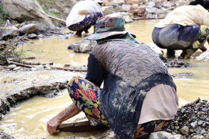 Una persona sustrayendo mineral