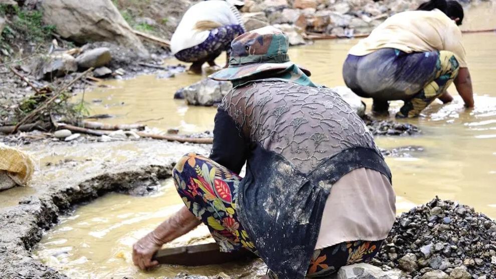 Una persona sustrayendo mineral