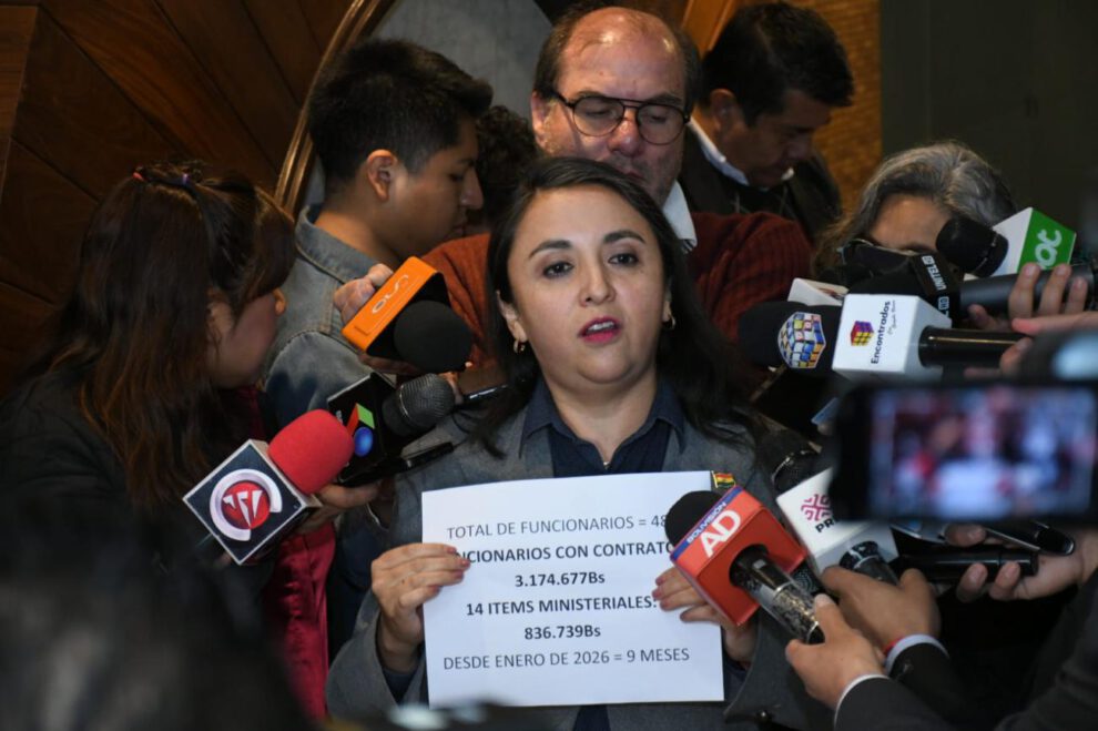 La diputada Vargas en conferencia de prensa